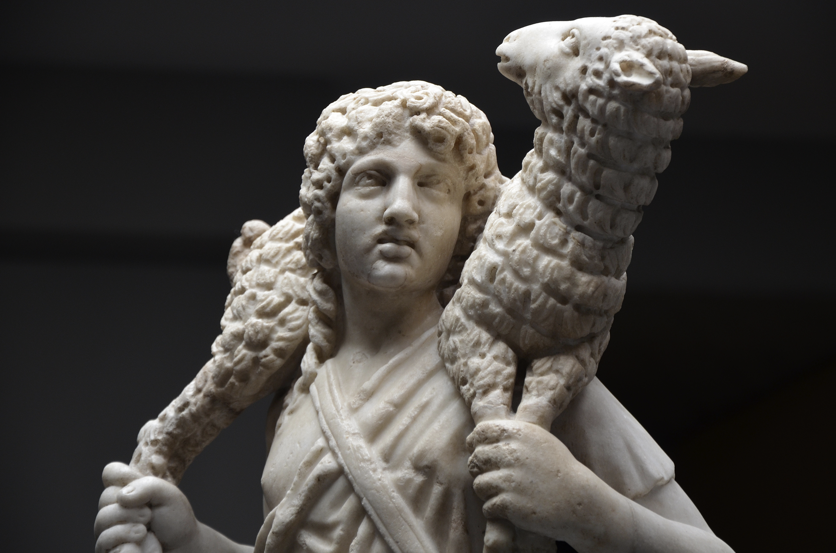 Marmorstatue av Den gode gjeter som bærer et lam, fra Domitilas katakomber (ca. 300–350)